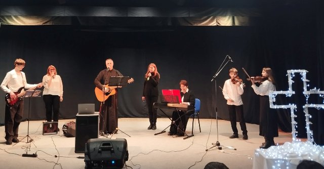 Духовні пісні у виконанні о. Василя разом із музичним гуртом